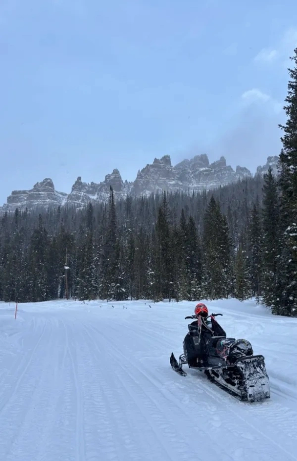 Togwotee Pass snowmobile tour